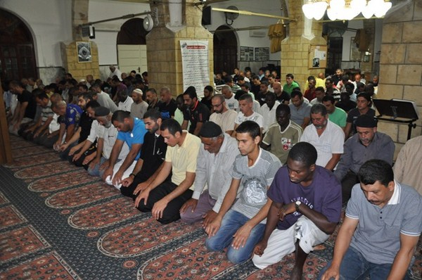 بالفيديو والصور: شعائر صلاة التراويح من مسجد حسن بك في يافا